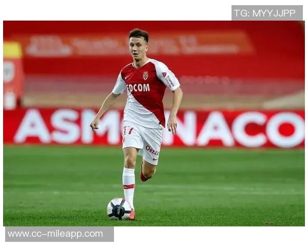 摩纳哥中场意外飞踹塔利亚菲科脖子引发场上混乱瞬间